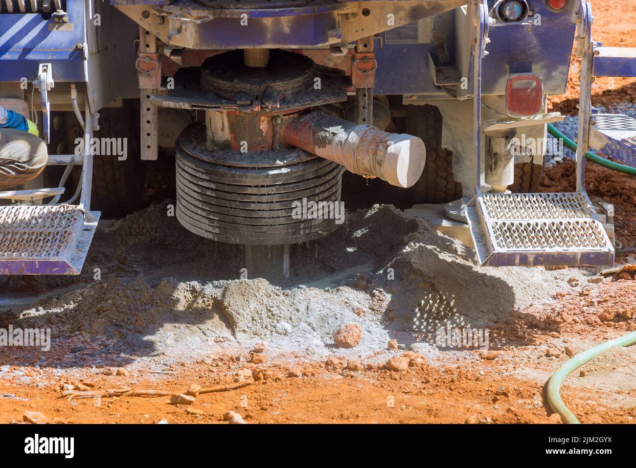 Carro di perforazione portatile per pozzi d'acqua idraulici con estrazione dell'acqua su un terreno privato Foto Stock