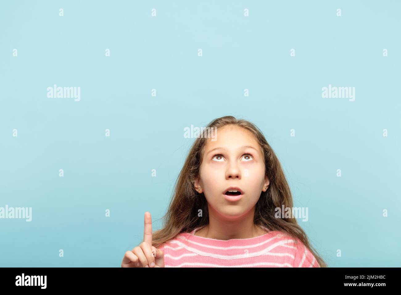 stupito scioccato ragazza che guarda verso l'alto sopra la testa Foto Stock