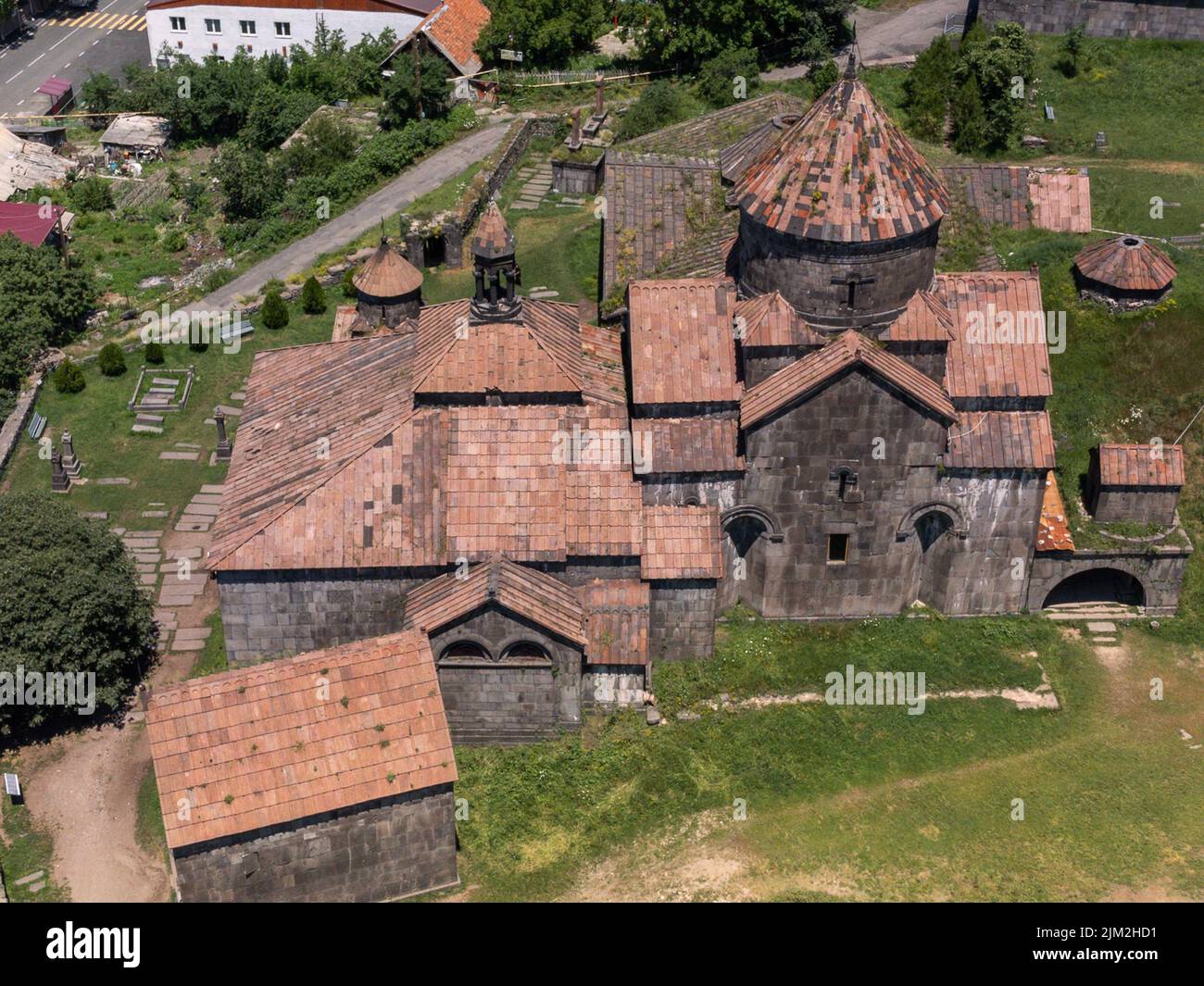 Veduta aerea dell'antico monastero armeno Akhpat nella parte nord dell'Armenia. Foto Stock