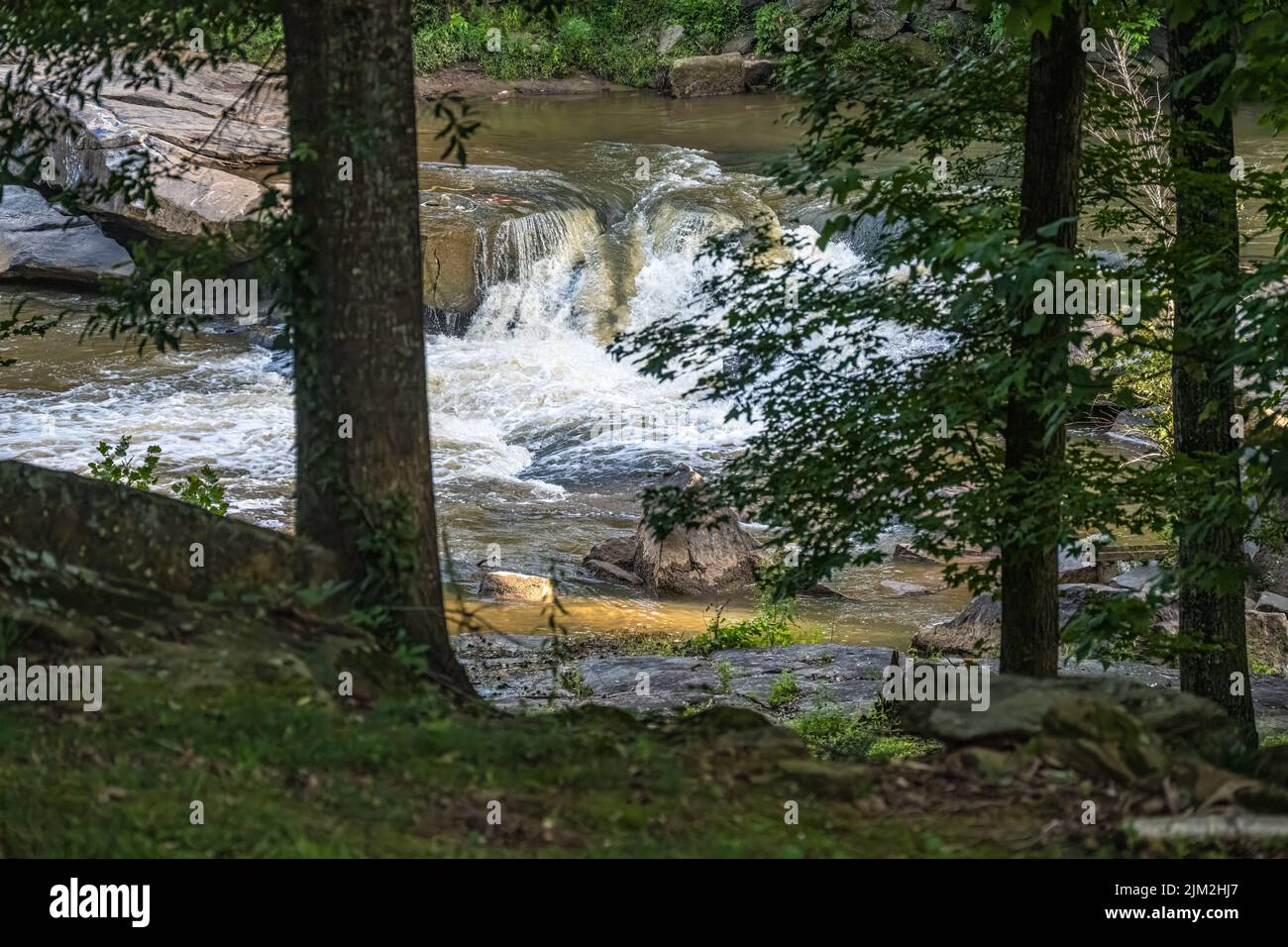 Acqua tumbling lungo il fiume giallo in Stone Mountain, Georgia. (USA) Foto Stock