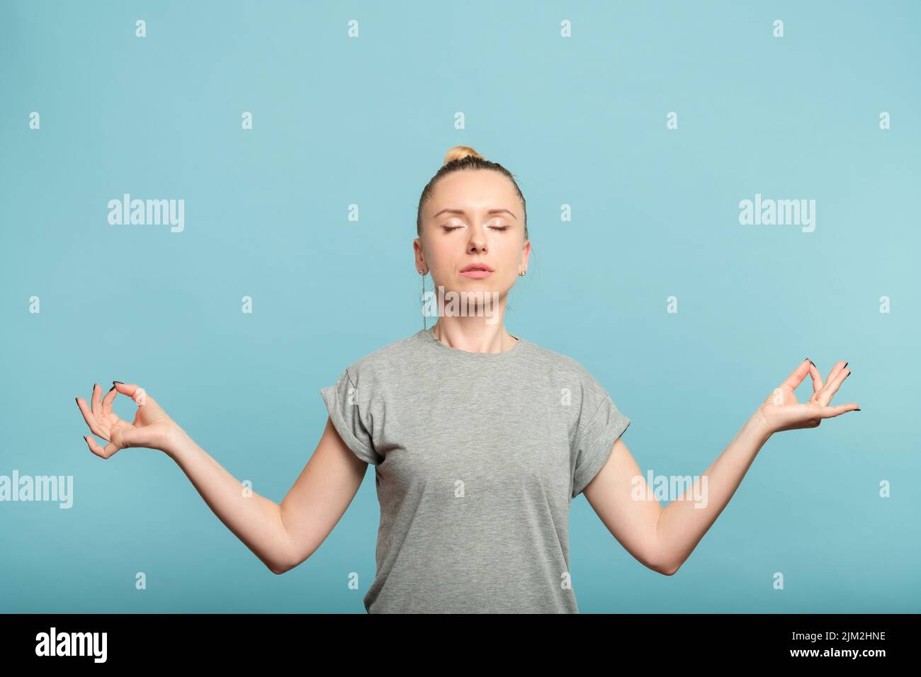 le mani della donna mudra del mento meditano l'equilibrio impressionabile Foto Stock