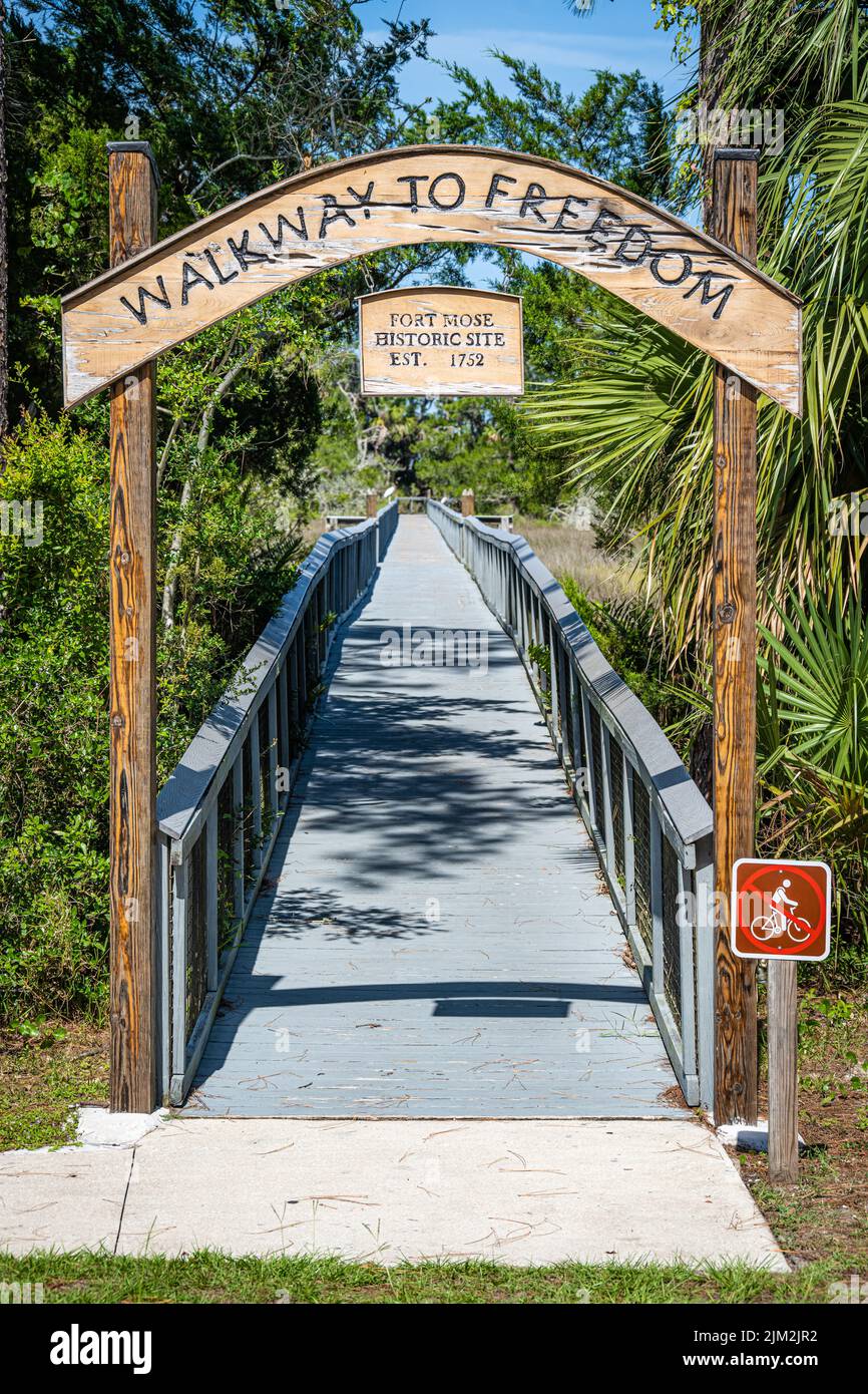 Passerella per la libertà al Fort Mose Historic state Park a St. Augustine, Florida, luogo del 18th secolo di insediamento nero libero degli schiavi fuggiti. Foto Stock