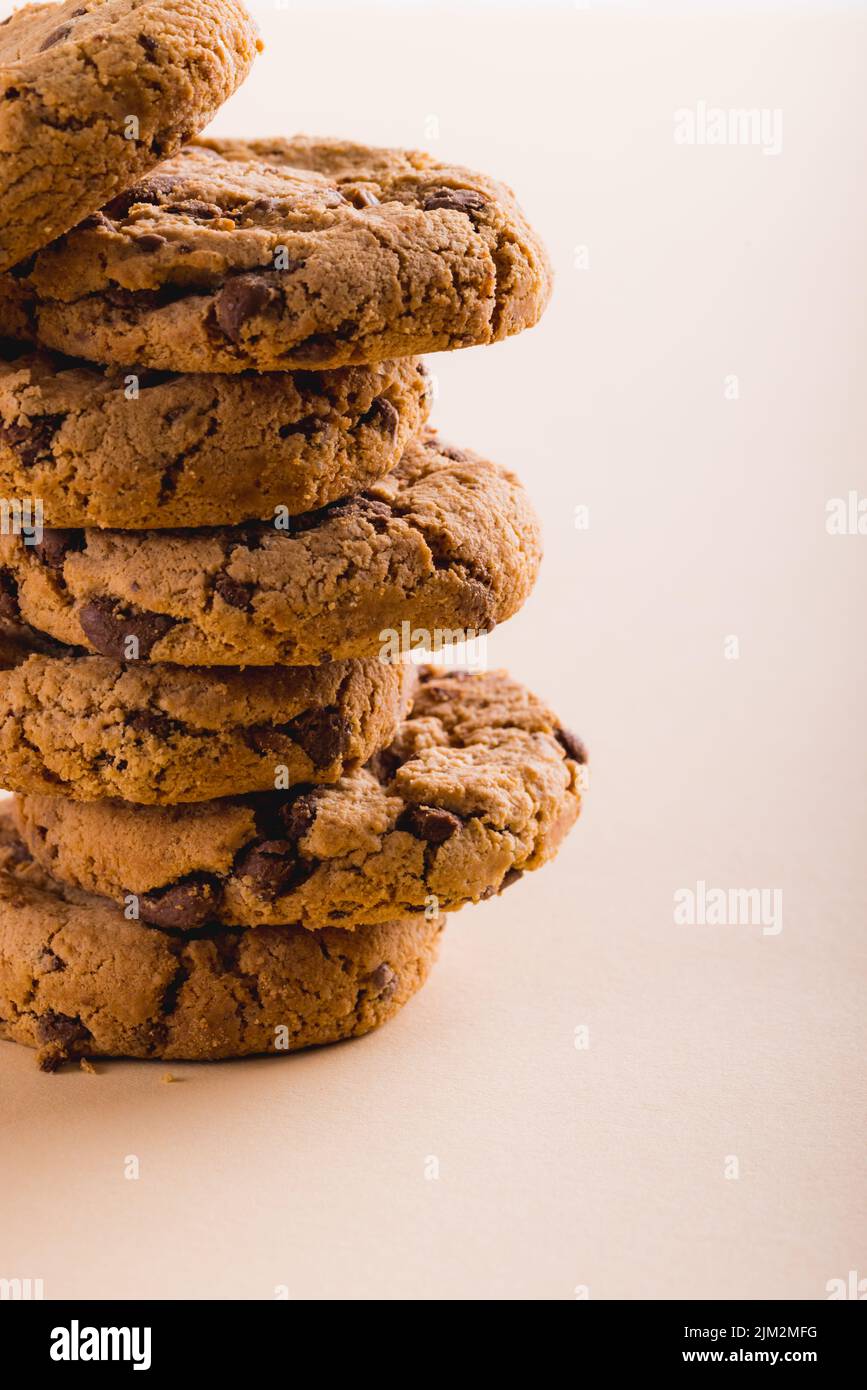 Primo piano di una pila di biscotti su sfondo beige con spazio per le copie Foto Stock