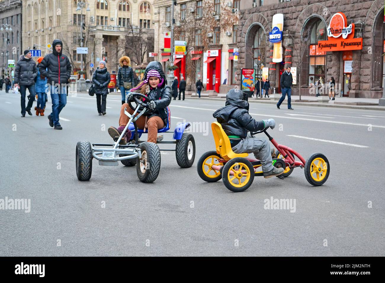 I bambini di Kreshatik durante il Woman sport car show a Kiev, Ucraina. Spettacolo organizzato da Kyiv City Autoclub e Automobile Federazione di Ucraina. Foto Stock