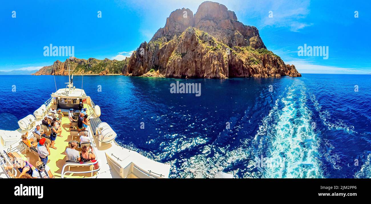 Corsica, Francia - Giugno 2022: Tour turistico da Porto Ota alle calanques di piana. Vista aerea sulla nave da crociera con turisti e badlands Foto Stock