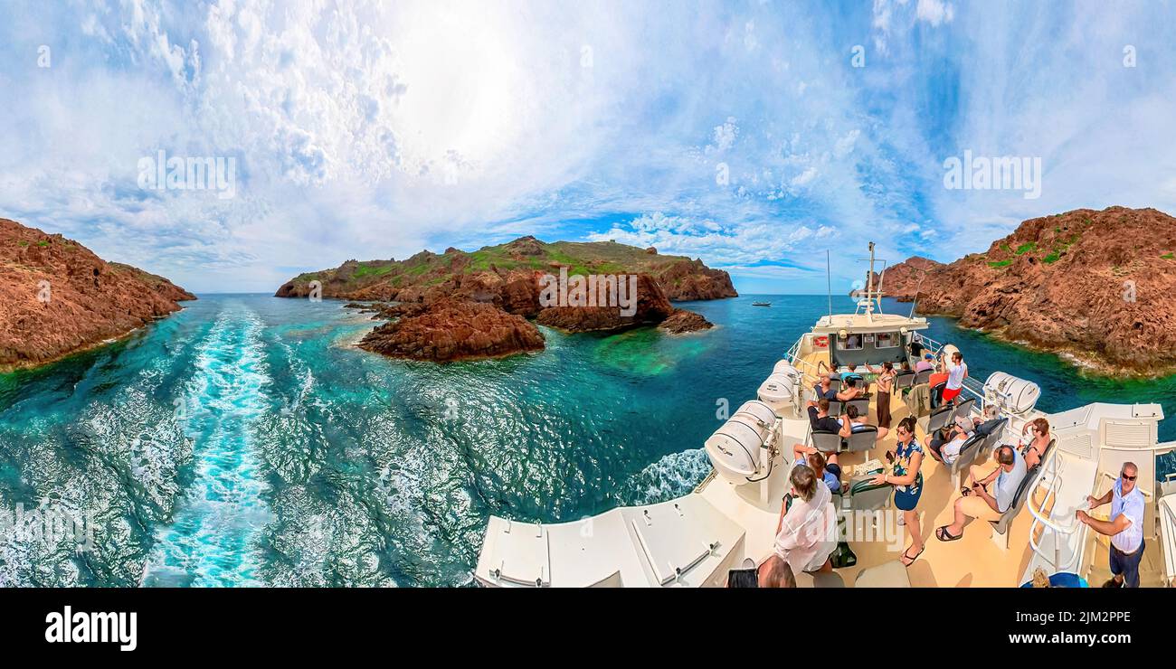 Corsica, Francia - Giugno 2022: Tour turistico da Porto Ota alle calanques di piana. Vista aerea sulla nave da crociera con turisti e badlands Foto Stock