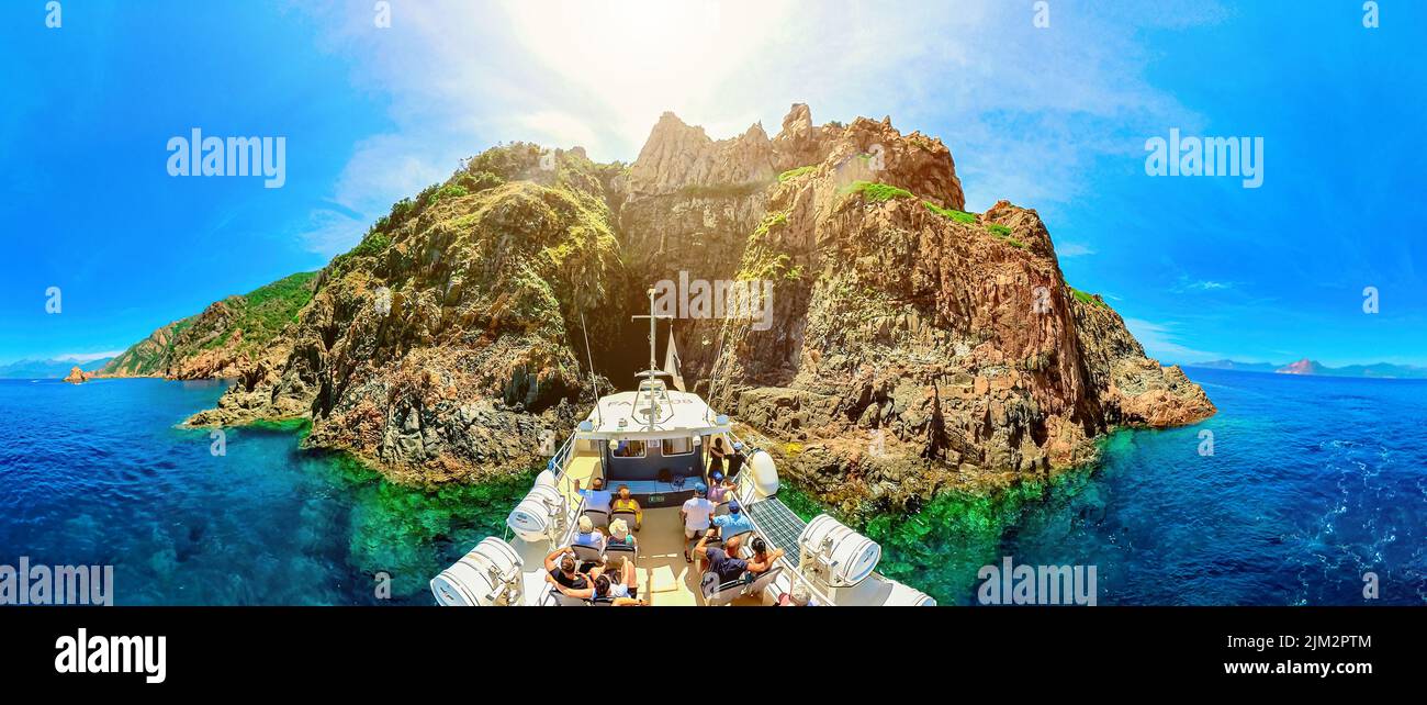 Corsica, Francia - Giugno 2022: Tour turistico delle calanques di piana in Corsica. Panorama aereo a 360 gradi sulla nave da crociera con i turisti Foto Stock