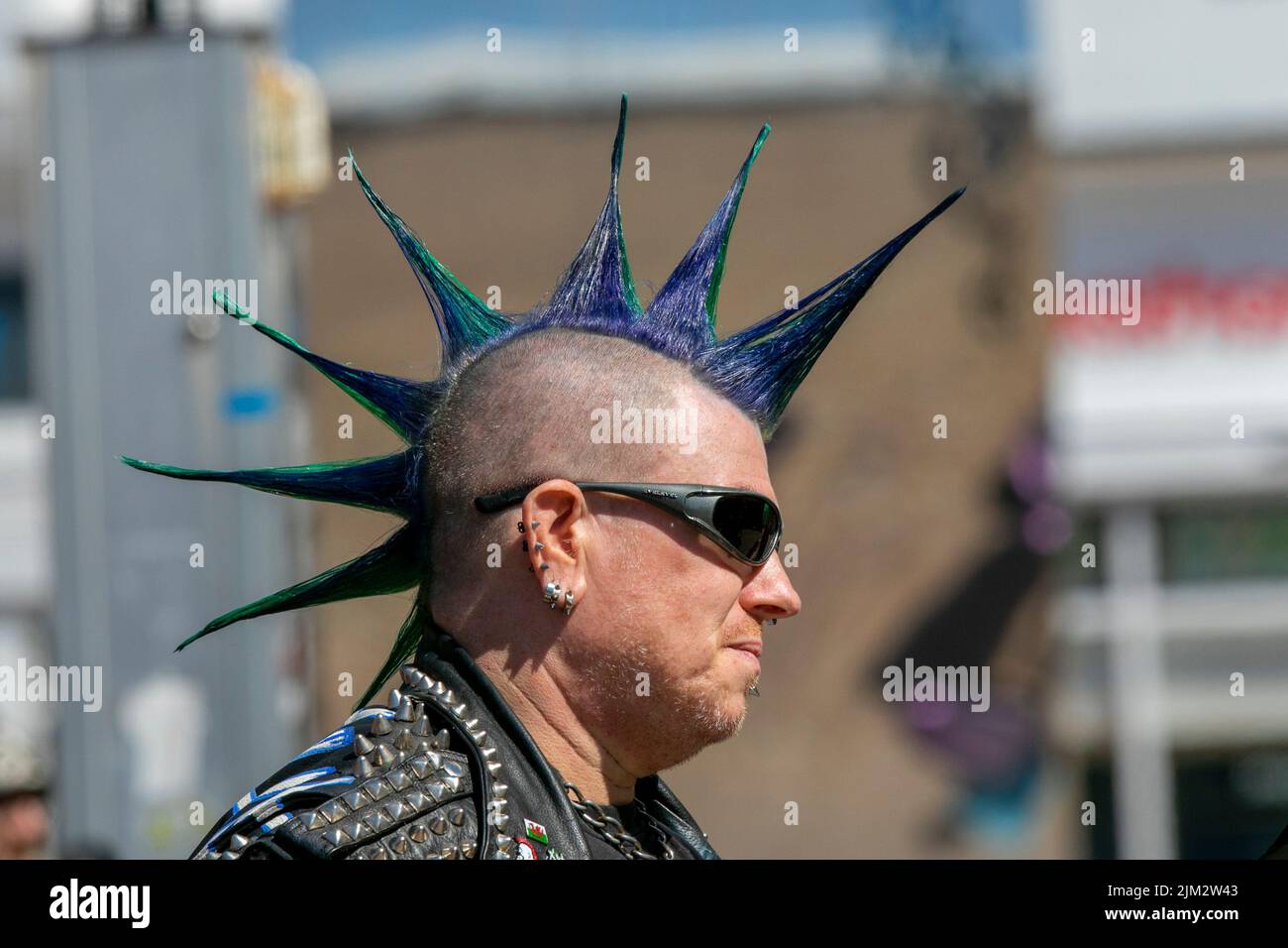 Blackpool, Lancashire, Regno Unito. 4th ago 2022. La sottocultura punk, le ideologie, la moda, con acconciature mohican tinted e la colorazione al festival punk Rebellion presso i Giardini d'Inverno. Una protesta contro atteggiamenti e comportamenti convenzionali, uno scontro di culture anti-establishment, mohawks, spille di sicurezza e un carico di atteggiamento alla città di mare come pugni che partecipano al festival annuale di musica rock Rebellion presso i Giardini invernali vengono a fianco a fianco con i tradizionali turisti. Credit: Cernan Elias/Alamy Live News Foto Stock