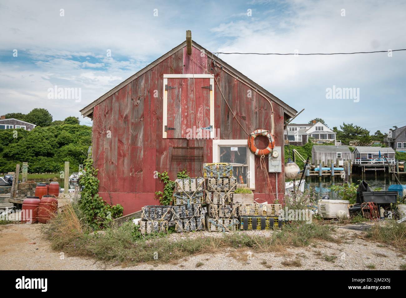 Menemsha, Martha's Vineyard, Massachusetts, USA-26 luglio 2022: Caratteristico edificio rustico grigio intemperie con capannone nel caratteristico villaggio di pescatori. Foto Stock