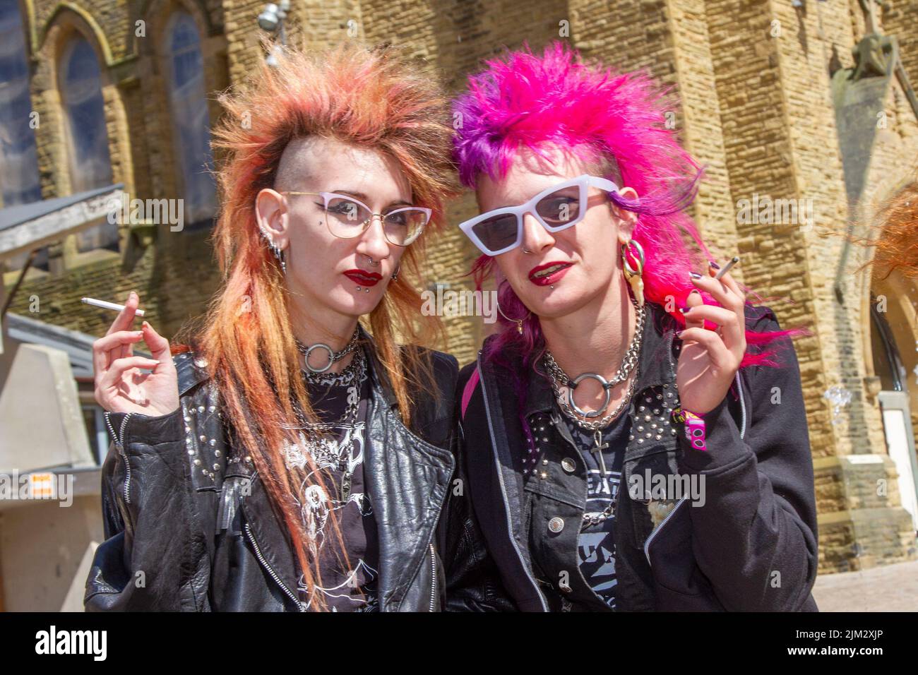 Blackpool, Lancashire, Regno Unito. 4th ago 2022. La sottocultura punk, le ideologie, la moda, con acconciature mohican tinted e la colorazione al festival punk Rebellion presso i Giardini d'Inverno. Una protesta contro atteggiamenti e comportamenti convenzionali, uno scontro di culture anti-establishment, mohawks, spille di sicurezza e un carico di atteggiamento alla città di mare come pugni che partecipano al festival annuale di musica rock Rebellion presso i Giardini invernali vengono a fianco a fianco con i tradizionali turisti. Credit: MediaWorldimages/AlamyLiveNews Foto Stock