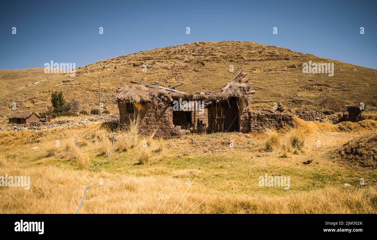 casa abbandonata vicino montagne e paesaggio giallo in yanaoca, cusco, perù Foto Stock