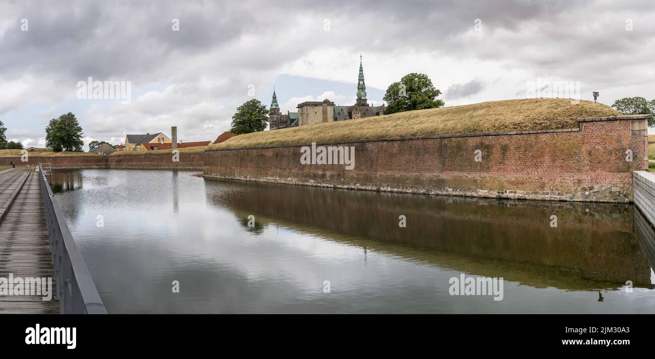 Paesaggio urbano con bastioni e fossato al castello di Kronborg, girato da sud in luce nuvolosa luminosa a Helsingor, Danimarca Foto Stock