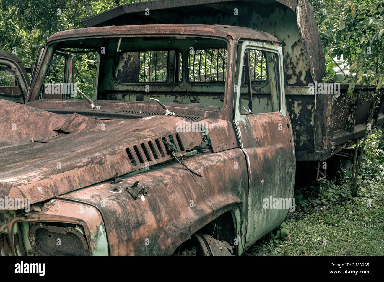 Un vecchio relitto d'auto d'epoca trasportava il minerale dalla miniera alle acciaierie. Vecchio dumper da miniera abbandonato nella vecchia area della città mineraria, Selective Focus Foto Stock