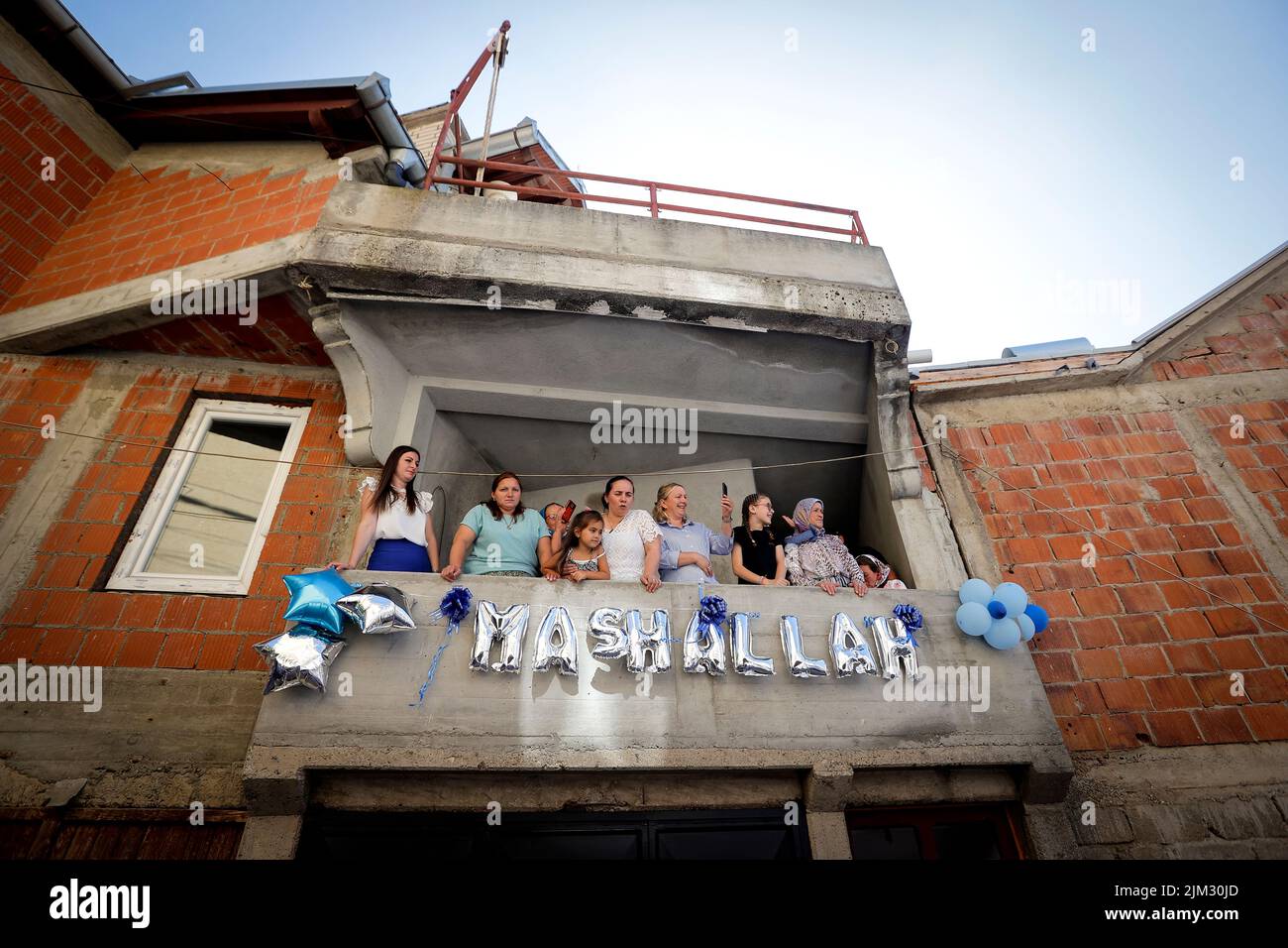 I bosniaks kosovari locali partecipano al festival circoncisione nel villaggio di Donje Ljubinje, Kosovo, 01 agosto 2022. Ogni cinque anni la gente del villaggio organizza un Festival di ÔSunetŐ (circoncisione), che quest'anno ha circonciso più di 70 bambini. Tutti i membri del villaggio si riuniscono tra cui molti che vivono all'estero da Svizzera, Stati Uniti, Svezia e Germania, per il festival di tre giorni. Torbes Bosniaks sono abitanti che popolano il villaggio di Donje Ljubinje che si trova nelle montagne dello Shar che formano il confine tra il Kosovo e la Macedonia settentrionale. Pho Foto Stock