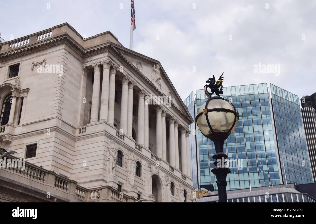 Londra, Regno Unito. 4th agosto 2022. Vista esterna della Bank of England nella City of London, il quartiere finanziario della capitale. La Banca d’Inghilterra ha innalzato i tassi di interesse al 1,75%, il più grande aumento in 27 anni, e avverte che il Regno Unito è in attesa di una lunga recessione. Credit: Vuk Valcic/Alamy Live News Foto Stock