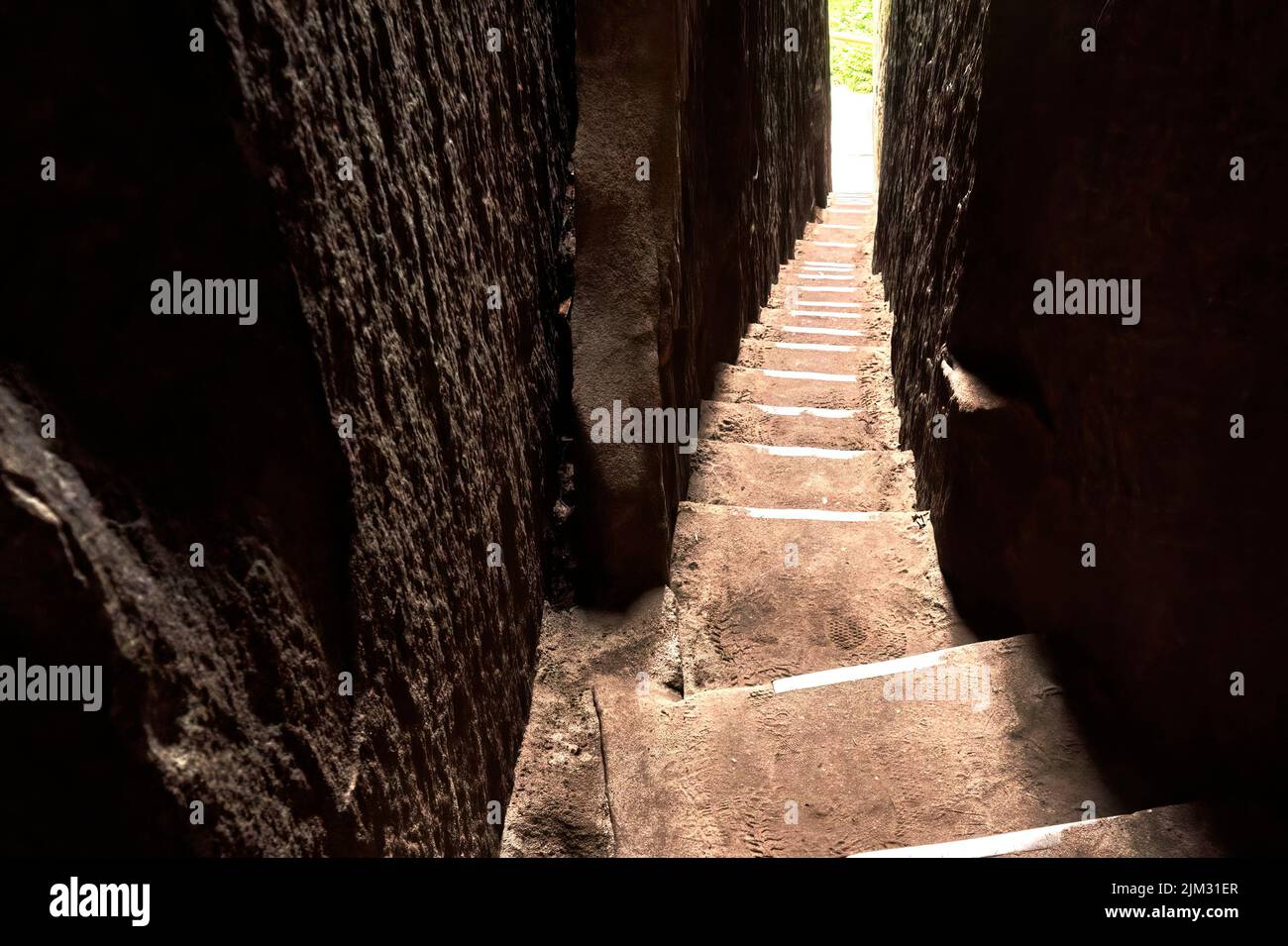 Ripida e stretta scalinata con piccoli gradini tra le rocce verticali di arenaria vicino ad Adrspach nella Repubblica Ceca, nella città di roccia Foto Stock