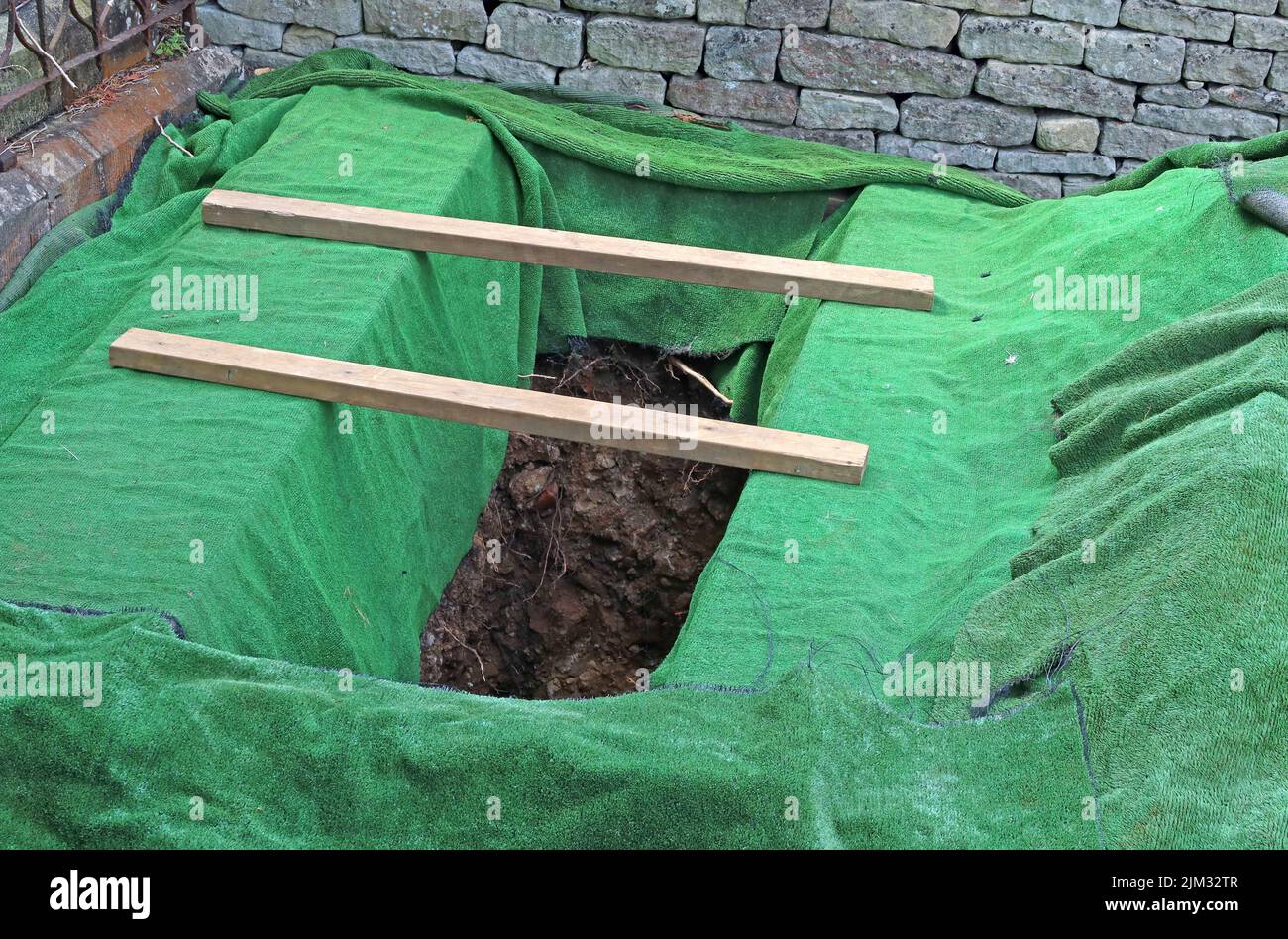 Tomba appena scavata trama, cimitero cappella, cimitero, Eastcombe, Gloucestershire, Inghilterra, Regno Unito, pronto per la sepoltura della bara Foto Stock