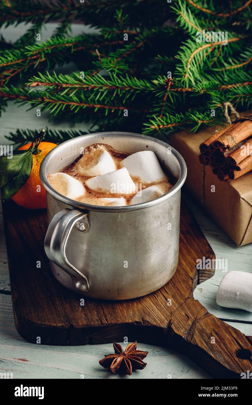 Tazza rustica di cioccolata calda con marshmallows sul tagliere Foto Stock