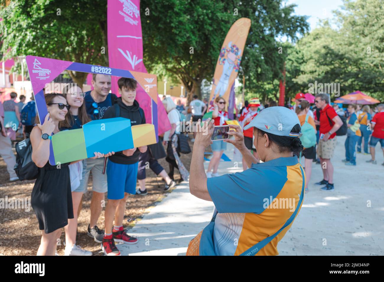 Un volontario si impegna con il pubblico al Commonwealth Games 2022, Alexander Stadium, Birmingham, Regno Unito Foto Stock