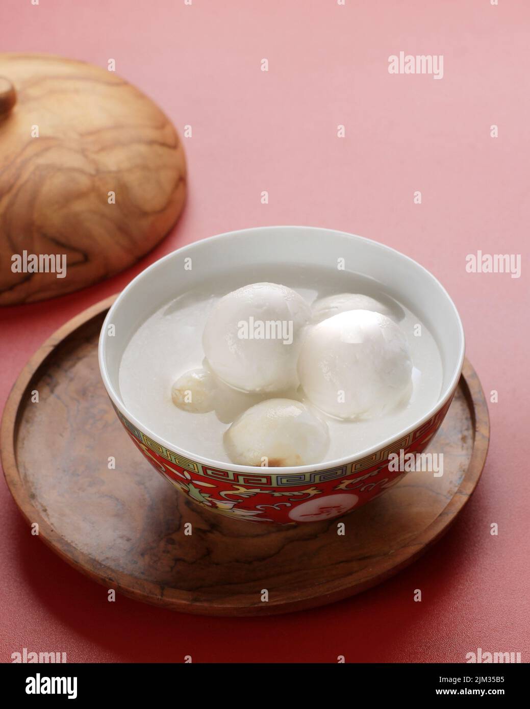 Tang Yuan, palline da boccale glutinose di riso cinesi con zenzero di zucchero o sciroppo di zucchero di palma su sfondo rosso cinese nero per il nuovo anno di Solstice invernale Foto Stock