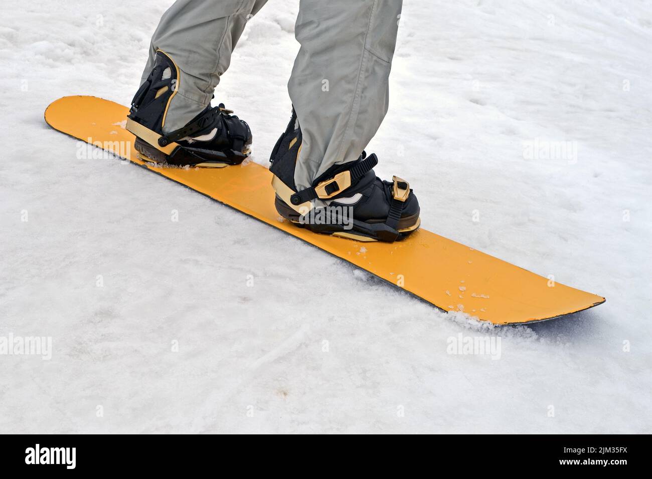 sportivo con racchette da snowboard gialle sulla neve bianca, sport di cnjwboard stagionale diversity di intrattenimento Foto Stock