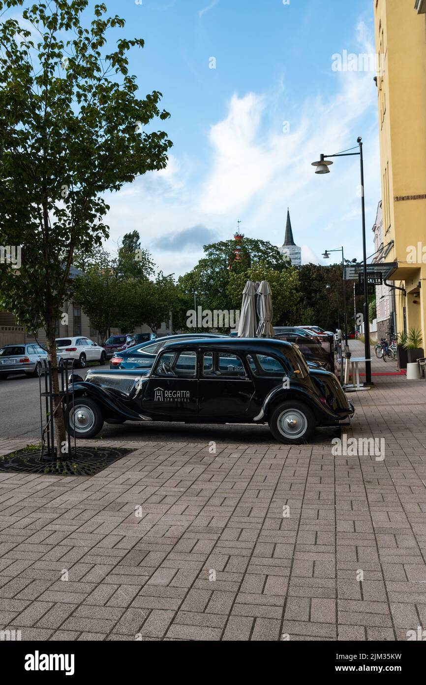 Hanko, Finlandia. Luglio 22, 2022. Black Citroen Traction Avant of Regatta SPA Hotel parcheggiato fuori dall'hotel a Hanko Foto Stock