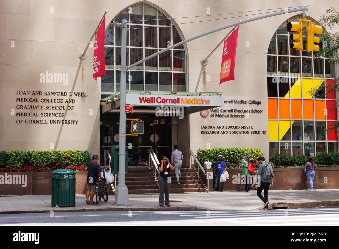 Ingresso al Weill Cornell Medical College su York Avenue, nell'Upper East Side di Manhattan, New York City, in un'intensa giornata estiva Foto Stock