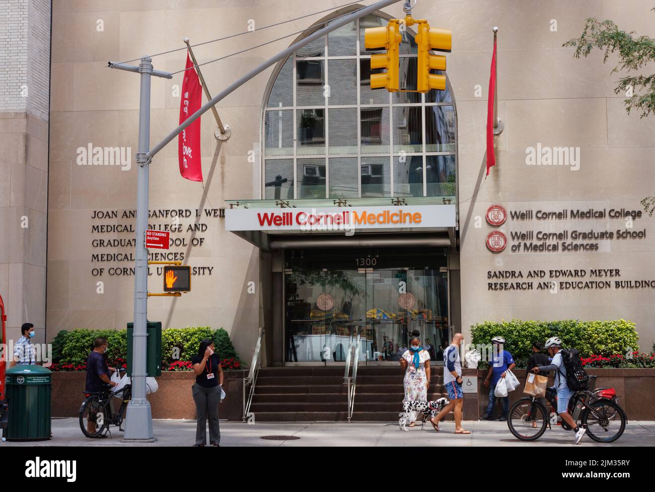 Ingresso al Weill Cornell Medical College su York Avenue, nell'Upper East Side di Manhattan, New York City, in un'intensa giornata estiva Foto Stock