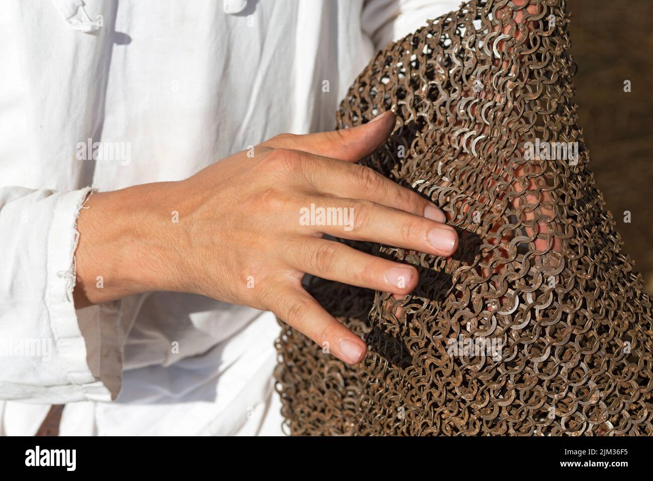 Italia, Lombardia, rievocazione storica medievale, Artigiano crea Chainmail da Chain mail Rings Foto Stock