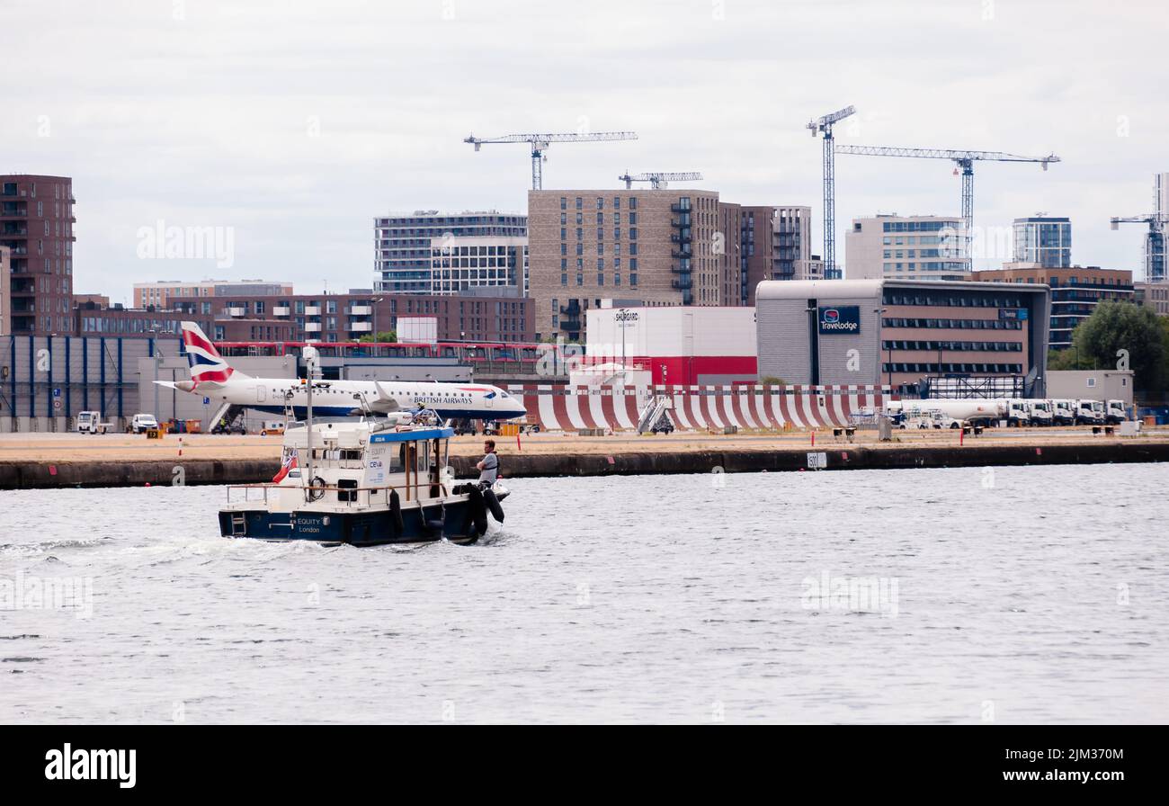 Il Royal Docks una spettacolare celebrazione finale come il Clipper Round The World Yacht Race si svolgerà vicino al Royal Albert Dock Foto Stock