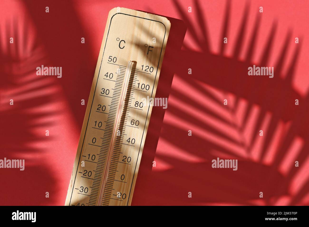 Termometro in legno che mostra 40 gradi Celsius o 104 gradi Fahrenheit durante l'onda di calore estiva Foto Stock