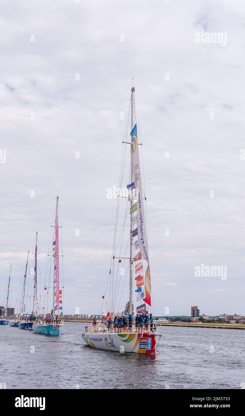 La gara termina e parata di vela le undici forti flotte Clipper Race arrivano al Royal Albert Dock a East Ham Foto Stock