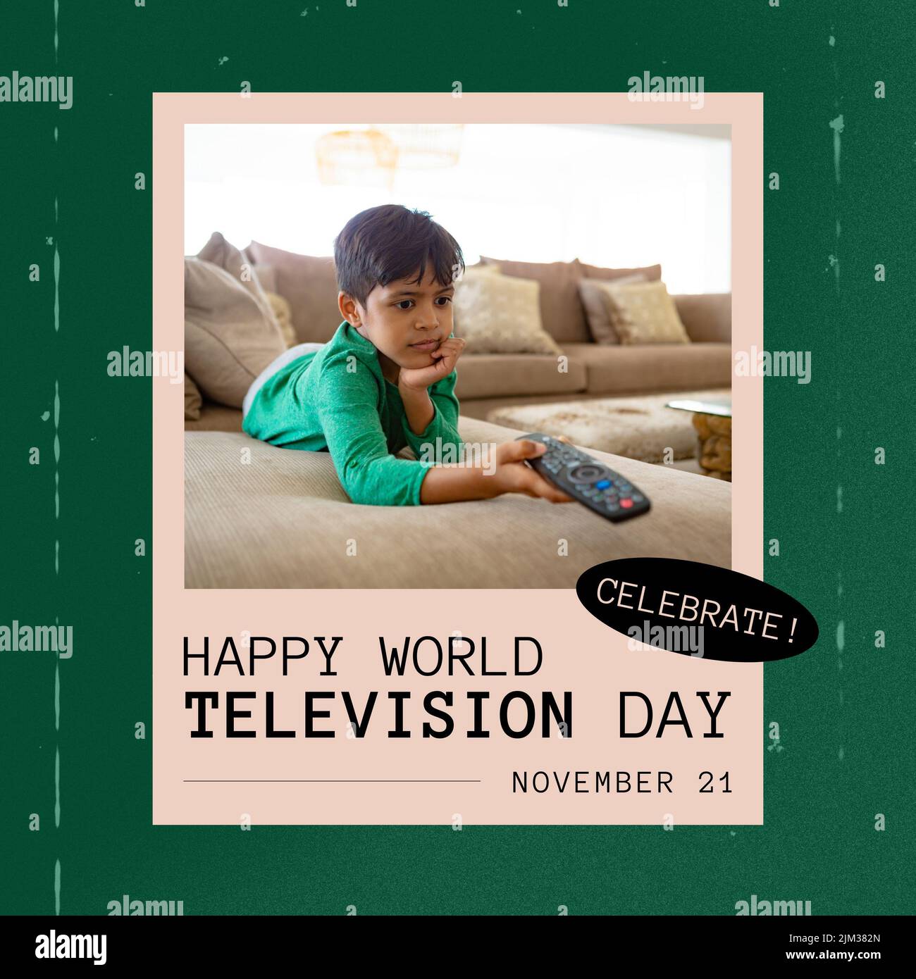 Composizione del testo della giornata televisiva mondiale sul ragazzo biraciale che tiene il telecomando della tv sdraiato sul divano Foto Stock