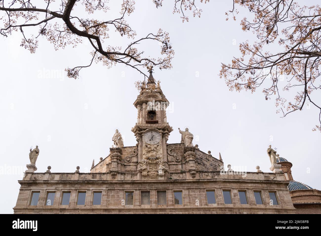 Parte superiore della facciata della chiesa dei santi juanes a Valencia - Spagna Foto Stock