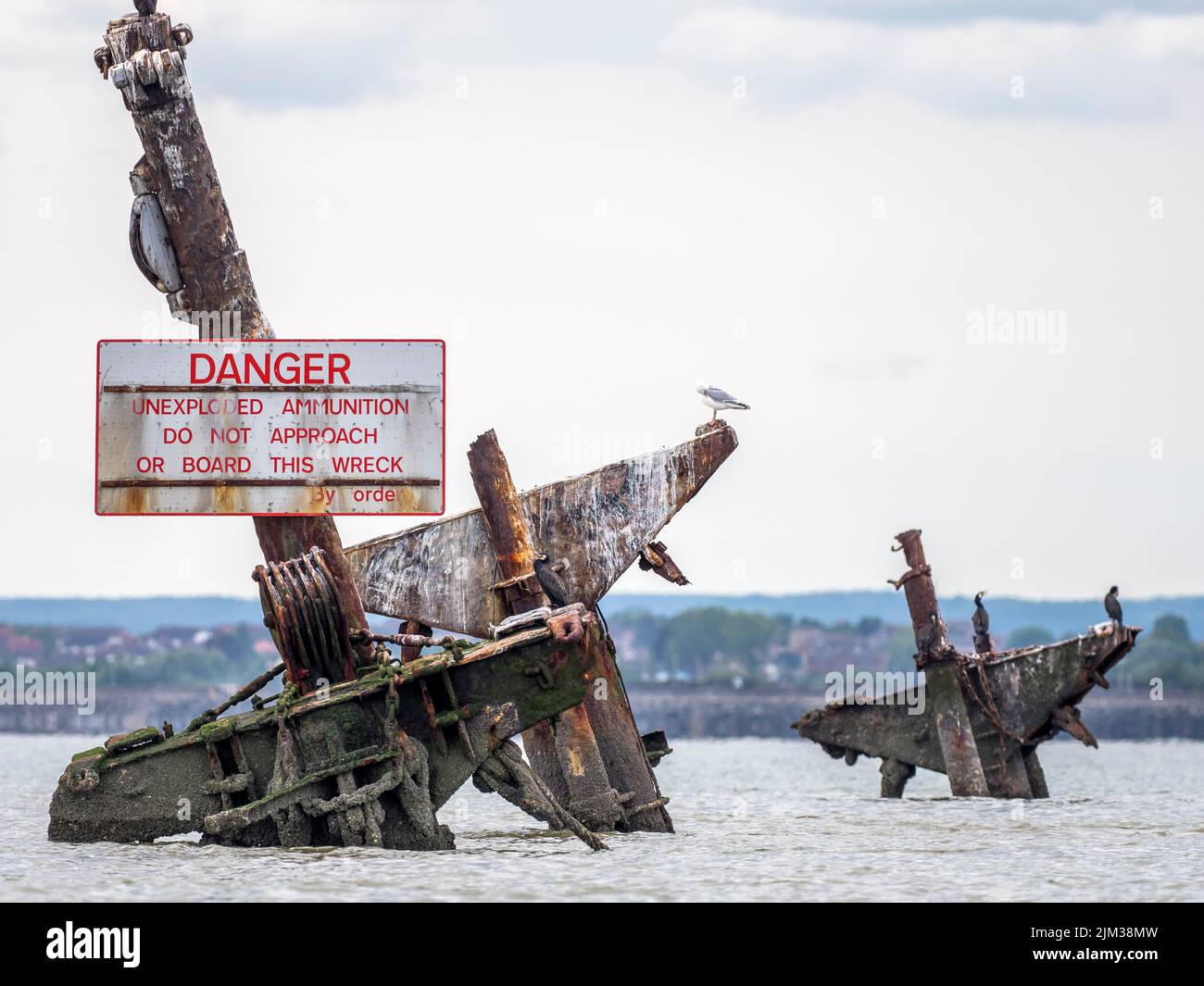 Minster on Sea, Kent, Regno Unito. 4th ago 2022. SS Richard Montgomery naufragio 1,5 miglia fuori Sheerness, Kent - il CAA (autorità civile dell'aviazione) hanno emesso una zona di volo limitata di 1 miglia nautiche cerchio sulla posizione del relitto da agosto 21 a novembre 15. Gli aerei sono limitati a volare non meno di 2500ft sopra il naufragio. Il sito del relitto raffigurato nell'estuario del Tamigi da Minster on Sea, Kent. (Si ritiene che alcuni ordigni inesplosi che circondano il sito del relitto possano essere rimossi durante questo periodo). [FOTO DEL FILE scattata a maggio]. Credit: James Bell/Alamy Live News Foto Stock