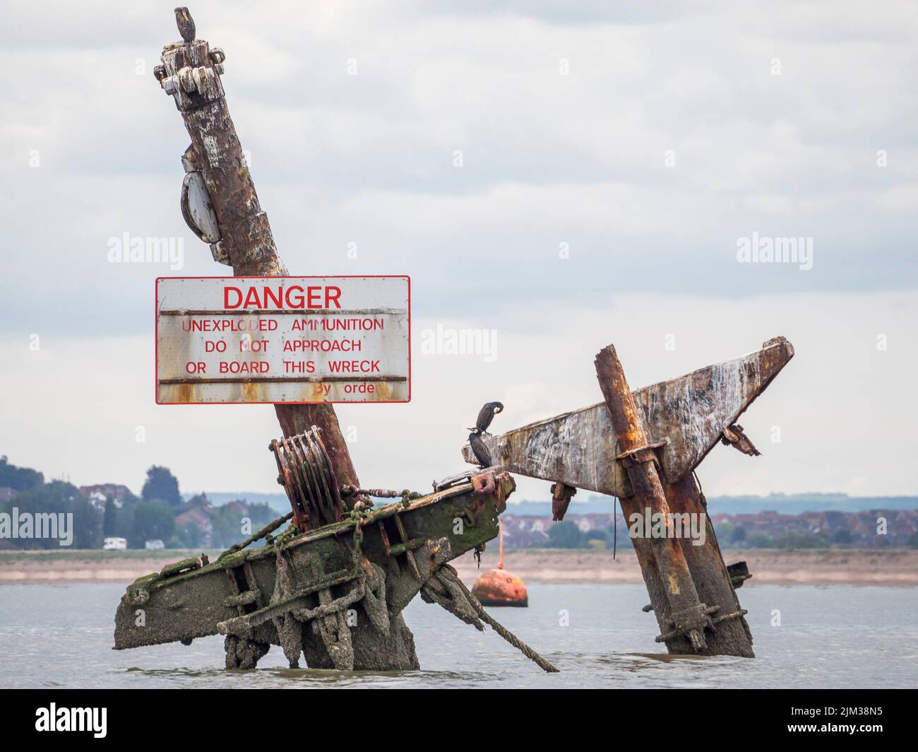 Minster on Sea, Kent, Regno Unito. 4th ago 2022. SS Richard Montgomery naufragio 1,5 miglia fuori Sheerness, Kent - il CAA (autorità civile dell'aviazione) hanno emesso una zona di volo limitata di 1 miglia nautiche cerchio sulla posizione del relitto da agosto 21 a novembre 15. Gli aerei sono limitati a volare non meno di 2500ft sopra il naufragio. Il sito del relitto raffigurato nell'estuario del Tamigi da Minster on Sea, Kent. (Si ritiene che alcuni ordigni inesplosi che circondano il sito del relitto possano essere rimossi durante questo periodo). [FOTO DEL FILE scattata a maggio]. Credit: James Bell/Alamy Live News Foto Stock