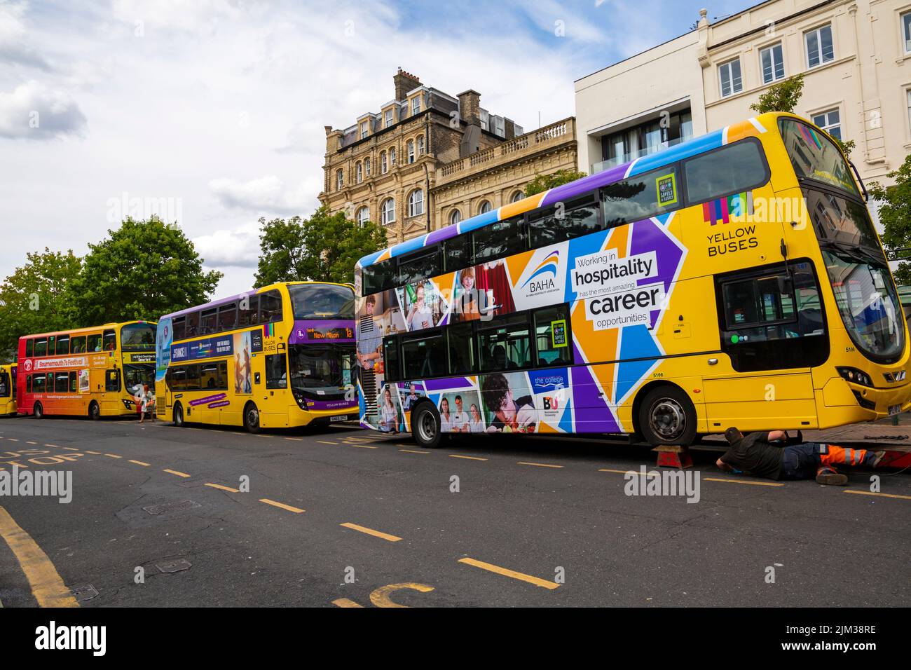 Bournemouth, Dorset Regno Unito. 4th agosto 2022. Ultimo giorno per gli autobus gialli a Bournemouth che sono stati al servizio Bournemouth, Christchurch e Poole area per 120 anni, come la società è andato in amministrazione la scorsa settimana a causa di aumento dei prezzi del carburante e Covid panemic. Gli amministratori non sono riusciti a trovare un acquirente, quindi centinaia di persone si trovano a dover perdere il proprio lavoro. Altri autobus prenderanno il controllo di alcune delle linee di autobus. Credit: Carolyn Jenkins/Alamy Live News Foto Stock