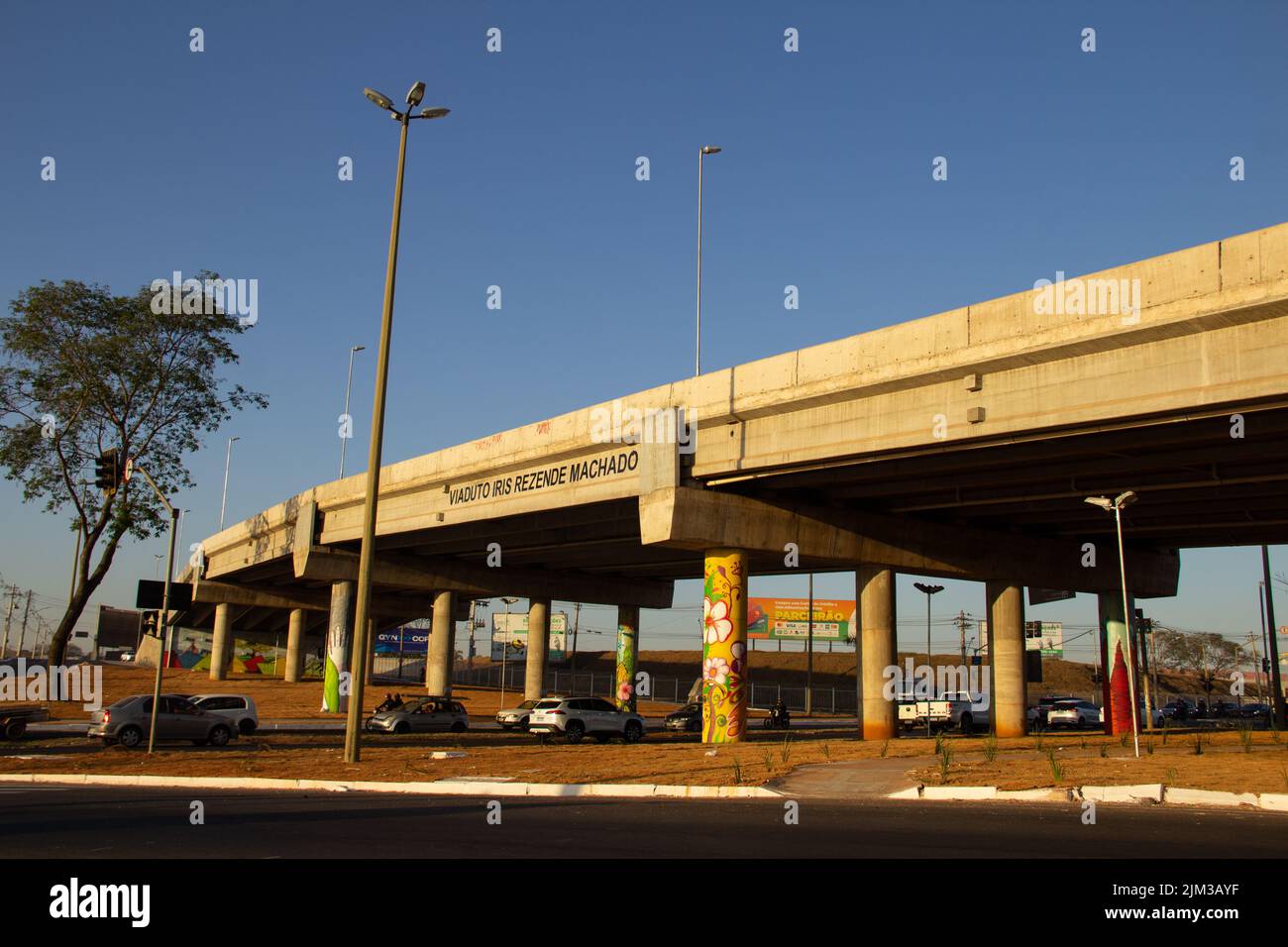 Goiania, Goiás, Brasile – 04 agosto 2022: Viadotto Iris Rezende Machado a un incrocio nella città di Goiânia. Viadotto di Avenida Goiás Norte. BRT Foto Stock