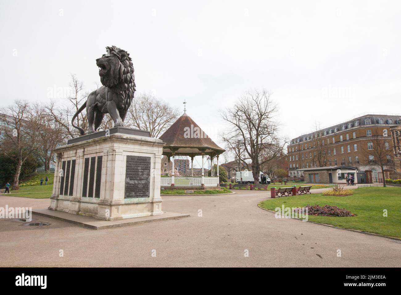 The Maiwand Lion, War Memorial a Forbury Gardens, Reading, Berkshire nel Regno Unito Foto Stock
