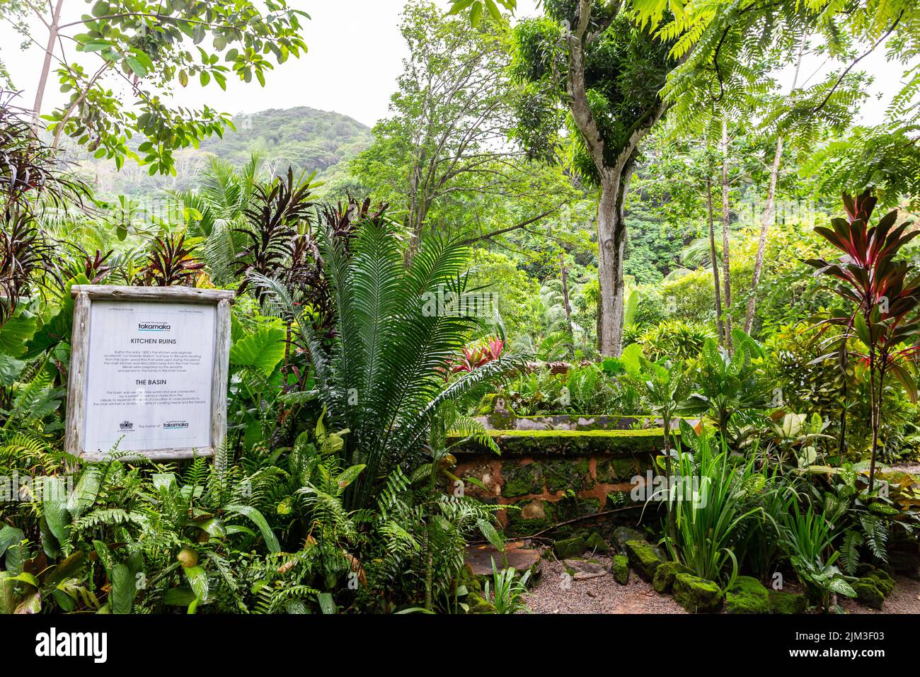 Mahe, Seychelles, 04.05.2021. Distilleria di rum Takamaka con rovine di vecchia cucina storica e lussureggiante giardino tropicale intorno. Foto Stock