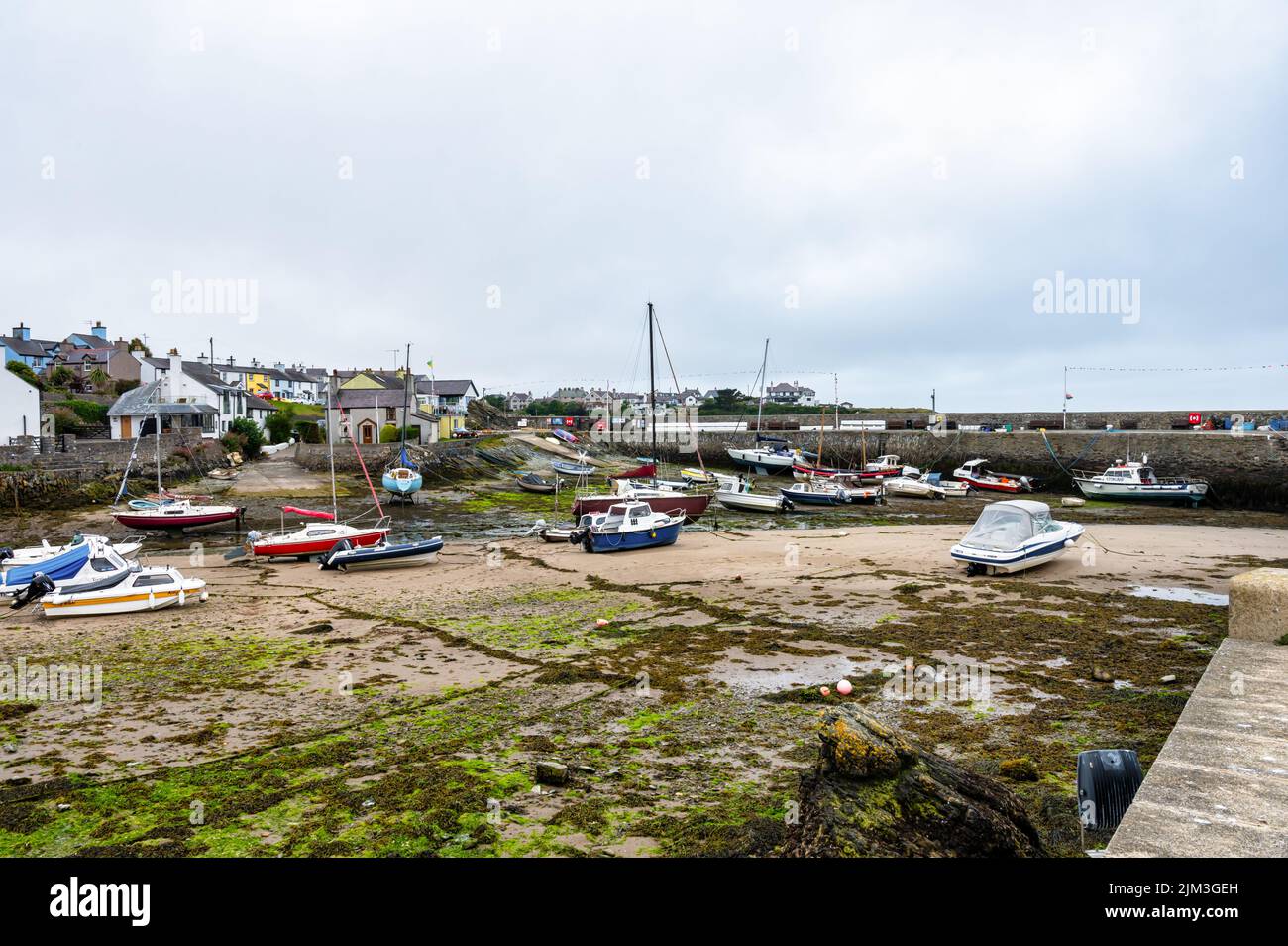 Cemaes, UK- 8 luglio 2022: Lowtide a Cemaes Bay Harbor sull'isola di Anglesey in Galles Foto Stock