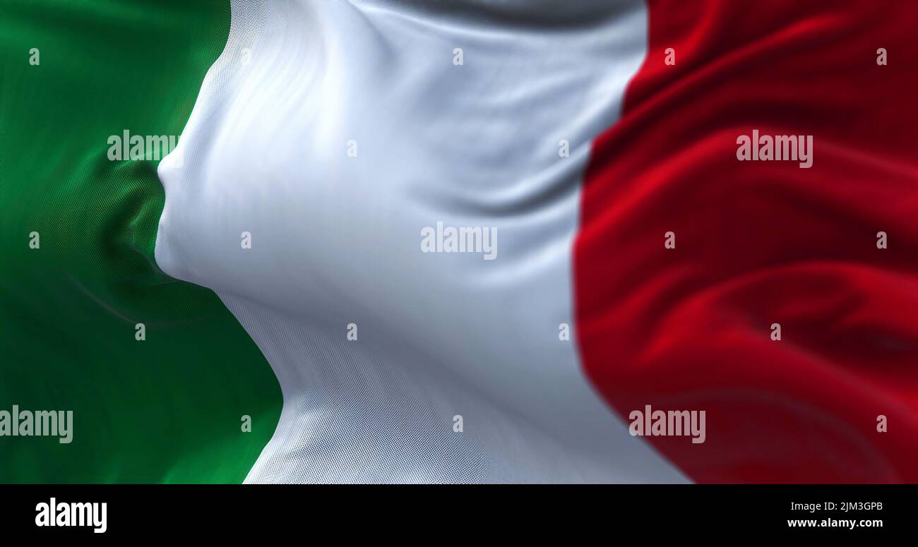 Vista ravvicinata della bandiera nazionale italiana che sventola nel vento. L'Italia è un paese situato al centro del Mediterraneo, nell'Europa meridionale. Foto Stock