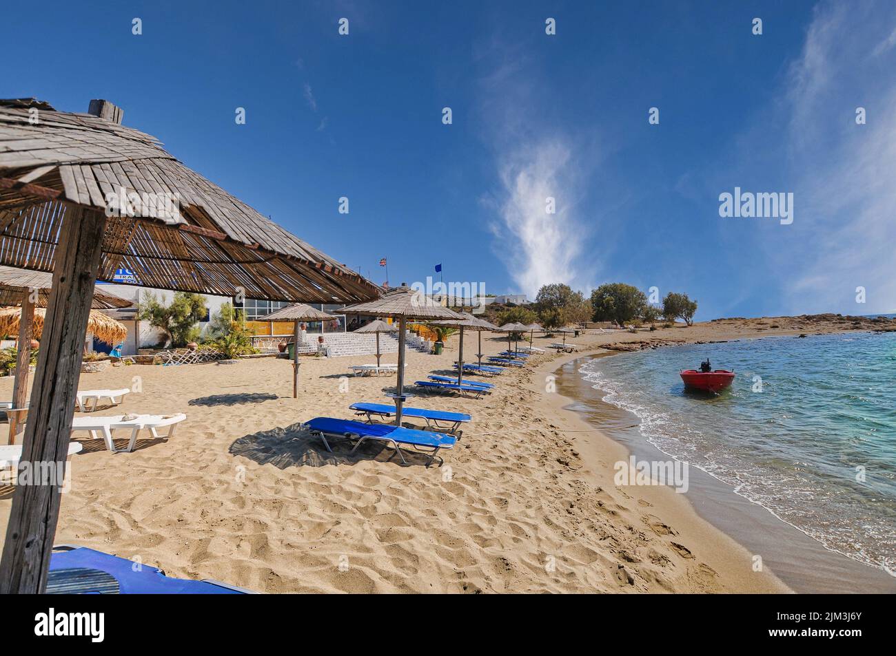 IOS, Grecia. 3 aprile 2010: La bellissima spiaggia di Manganari o Magganari nell'isola di iOS in Grecia, con acqua limpida e sabbia fine Foto Stock