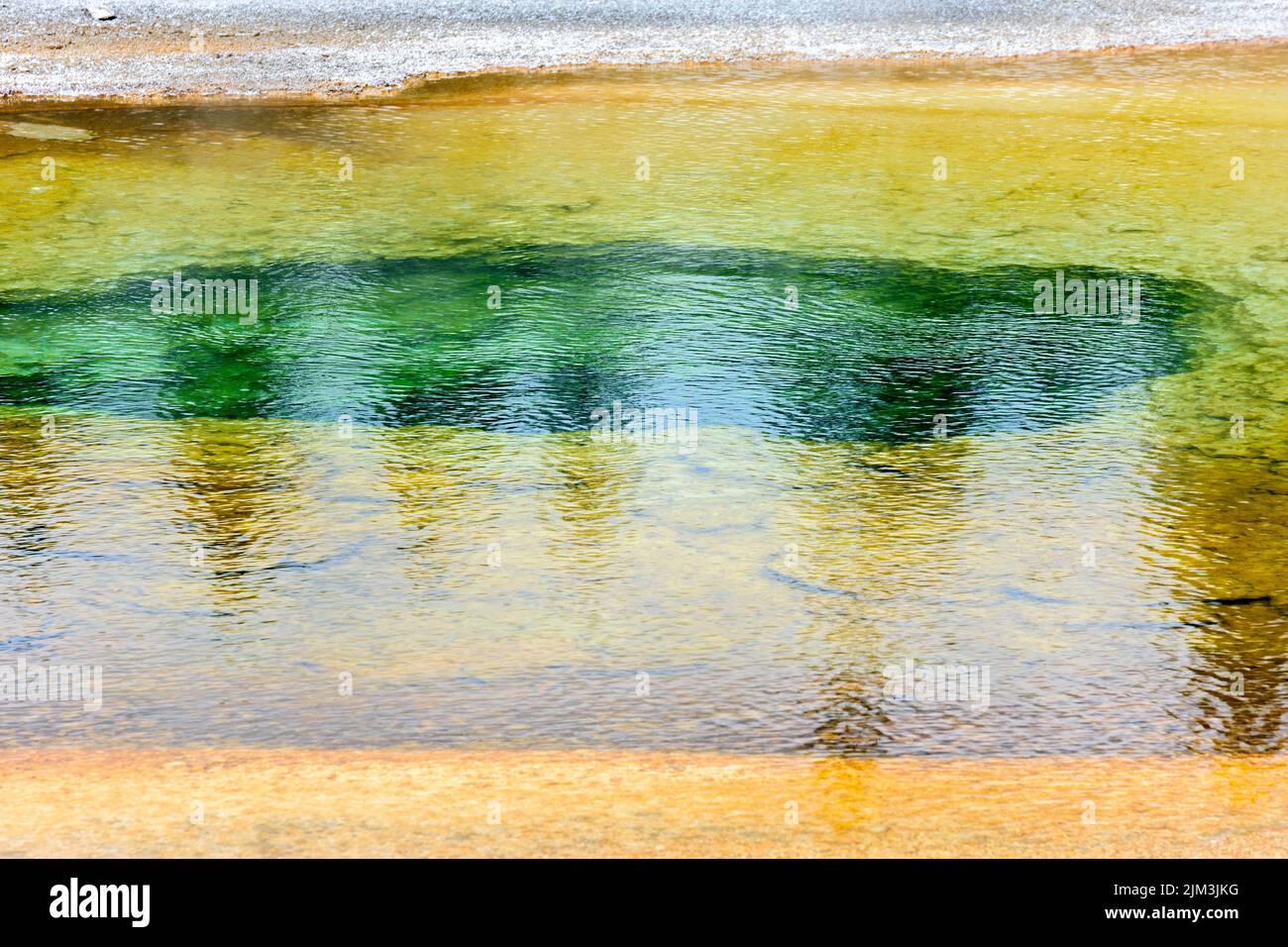 Geyser colorati nel parco nazionale di Yellowstone, Wyoming USA Foto Stock