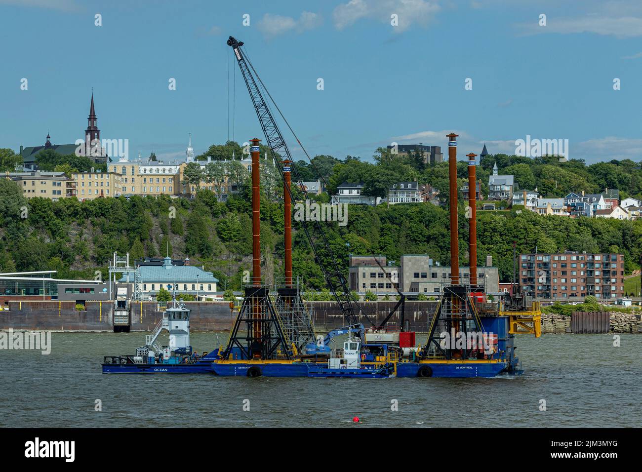 Sul fiume St-Lawrence, tra Quebec City e Levis, si trova una chiatta per fare dei lavori preliminari per il tunnel che collegherà le due città venerdì luglio Foto Stock