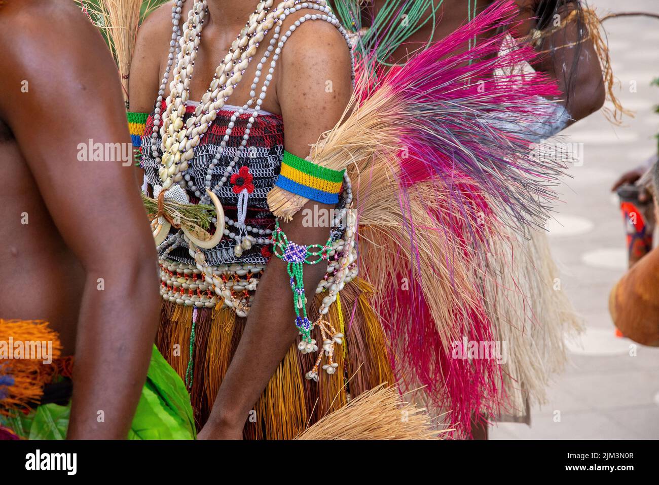 Papua Nuova Guinea Island i primi ballerini nazionali a Expo2020 ballando in abiti tradizionali con piume e colori luminosi faccia dipinto ocra Foto Stock