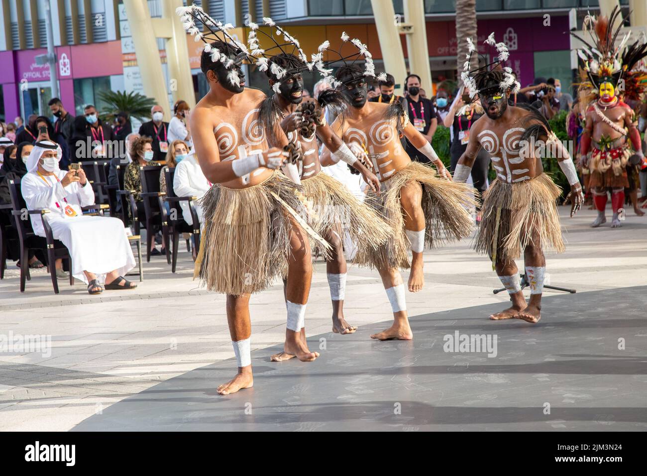 Papua Nuova Guinea Island i primi ballerini nazionali a Expo2020 ballando in abiti tradizionali con piume e colori luminosi faccia dipinto ocra Foto Stock