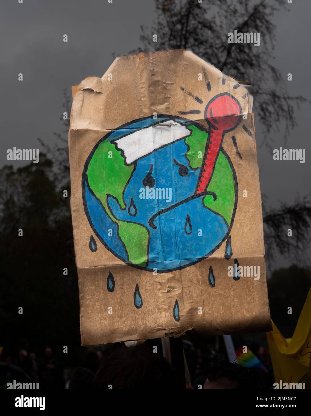 Uno scatto verticale di un poster di protesta ambientale a Glasgow, Scozia Foto Stock