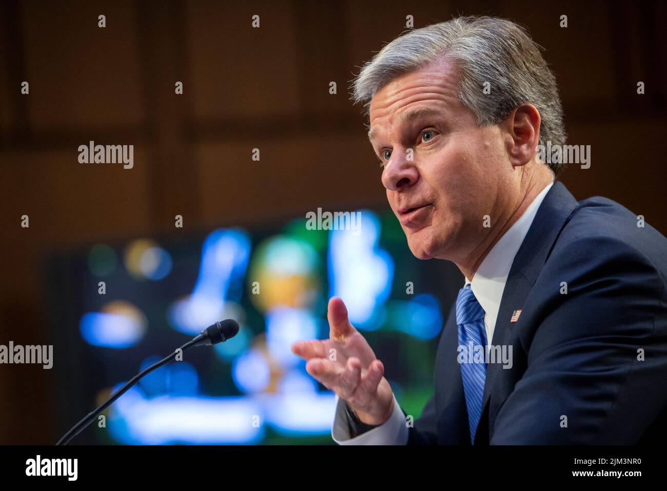 Washington, Stati Uniti d'America. 04th ago 2022. Christopher A. Wray, direttore del Federal Bureau of Investigation (FBI) è interrogato dal senatore degli Stati Uniti Josh Hawley (repubblicano del Missouri) durante un Comitato del Senato per l'audizione giudiziaria per esaminare il Federal Bureau of Investigation, nell'edificio del Senato di Hart a Washington, DC, Giovedì 4 agosto 2022. Credit: Rod Lammey/CNP/Sipa USA Credit: Sipa USA/Alamy Live News Foto Stock