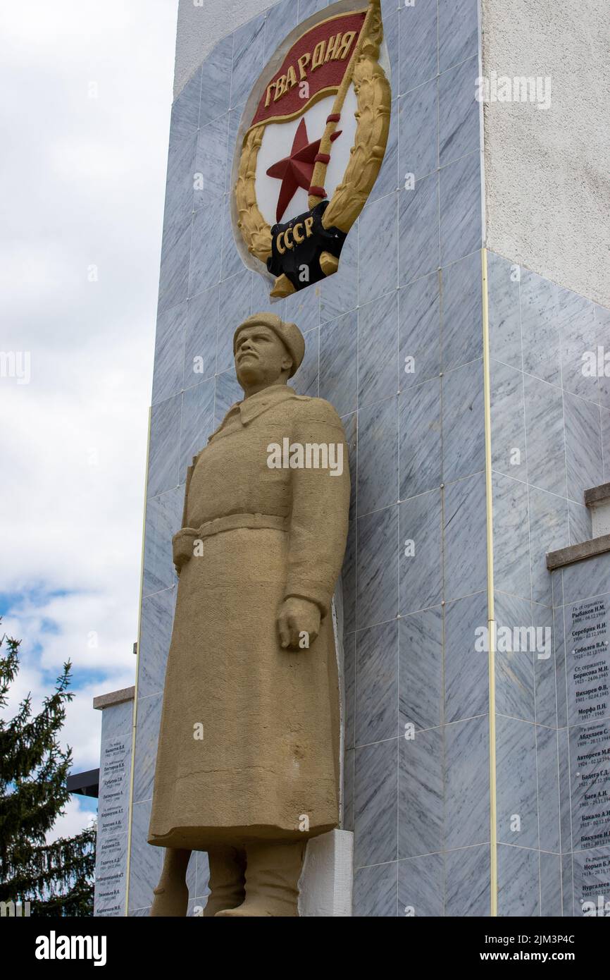 Un colpo verticale di monumento ai soldati sovietici uccisi nella seconda guerra mondiale nel cimitero di Pecs - Hungary.Eternal Memory Foto Stock